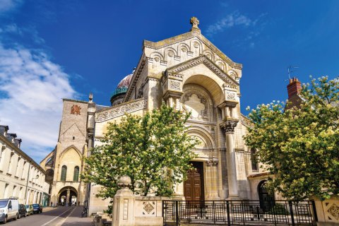 Basilique saint-Martin, Tours. (© Leonid Andronov)