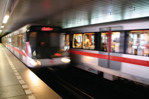 Métro pragois. (© Stéphan SZEREMETA)