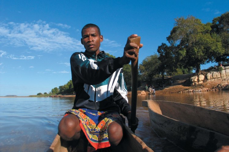 C'est parti pour une balade sur le fleuve Manambolo, à Bekopaka