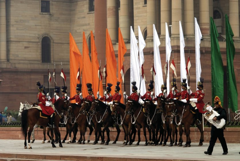 Parade de cavaliers de l'armée indienne, à New Delhi.
