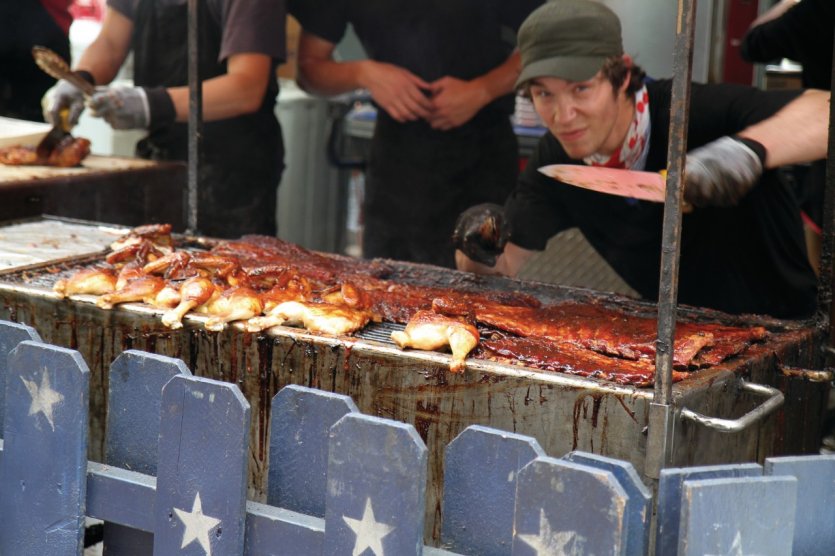 <p>Ribs sauce barbecue, lors de l'annuel Ottawa Ribfest sur la rue Sparks.</p>