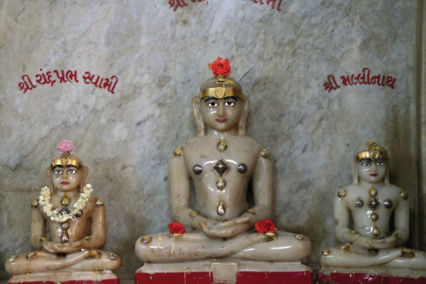 <p>Statues au temple Jain.</p>