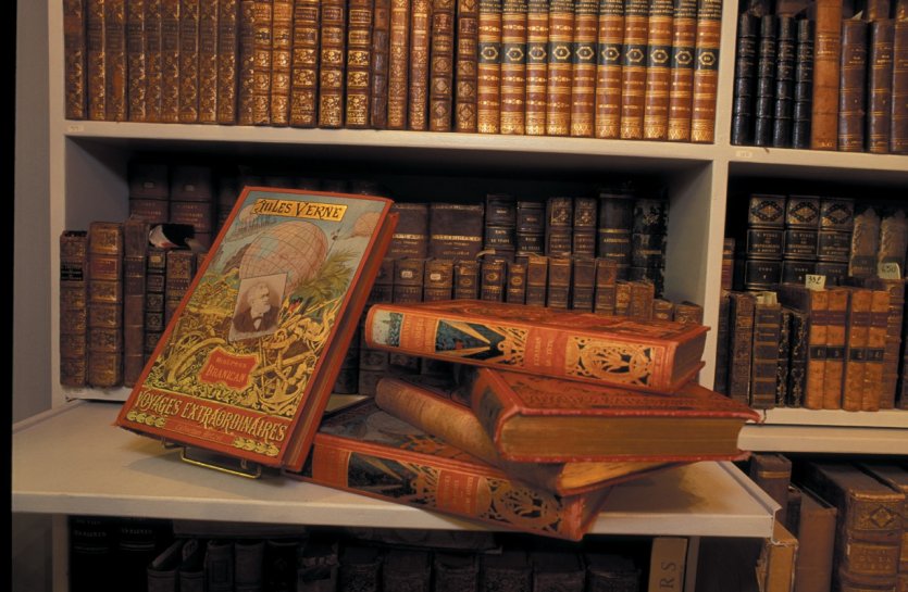 <p>Editions originales de Jules Verne</p>