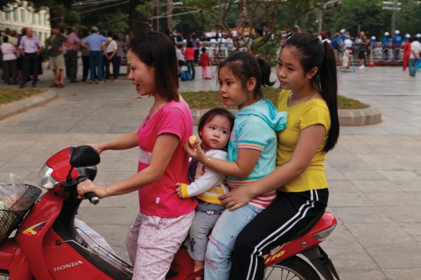 Toute la famille sur le scooter.