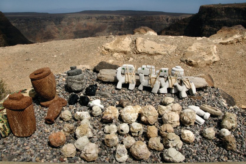 Petits souvenirs sculptés dans la roche de la vallée du Rift.