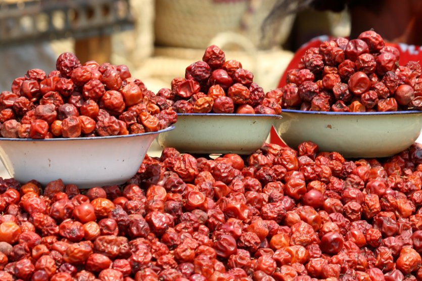 <p>Fruits de Marula sur un marché local.</p>