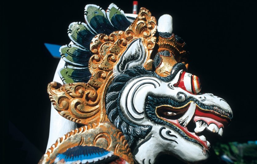 <p>Tête de dragon sculptée.</p>