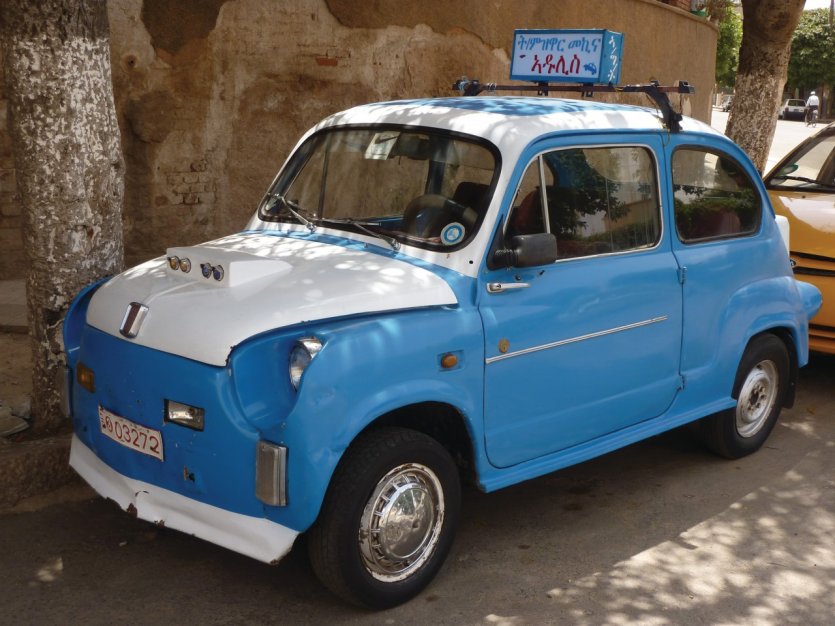 Ancien modèle de voiture Fiat, aujourd'hui uniquement utilisé comme auto-école !