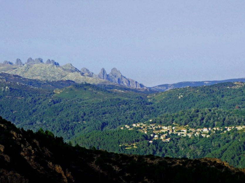Le village de Zonza et le massif de Bavella