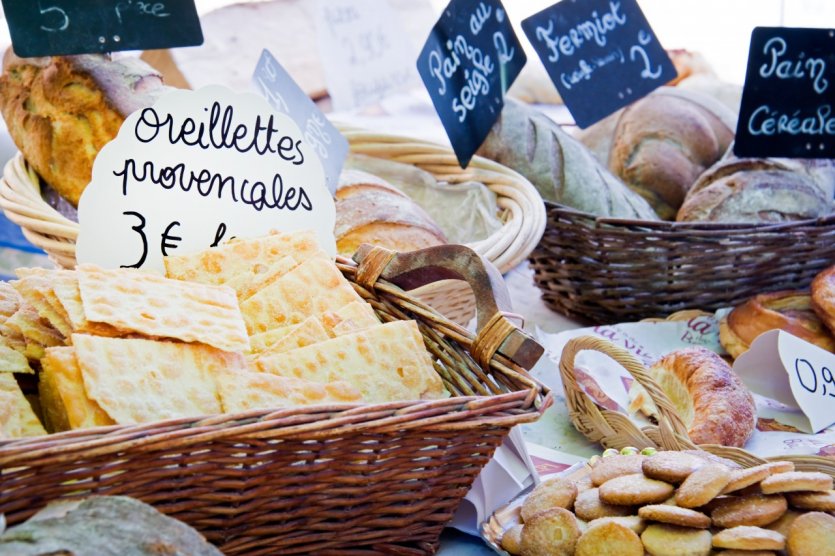 <p>Les oreillettes sont souvent parfumées à la fleur d'oranger.</p>