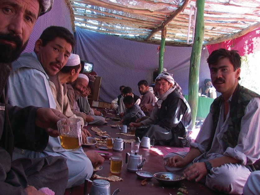 Repas traditionnel dans une tchaïkhana, le restaurant afghan.
