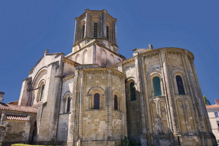 <p>L'église romane de Vouvant</p>
