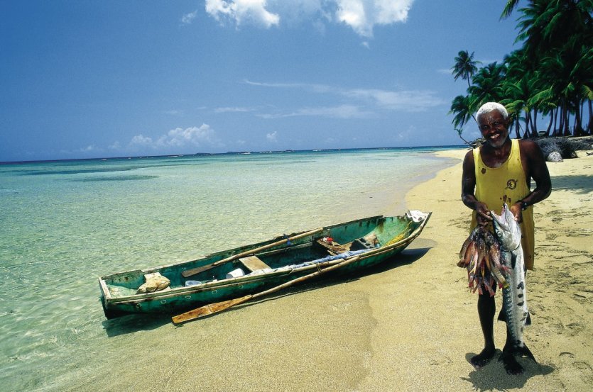 Pêcheur et sa prise à Playa Bonita.