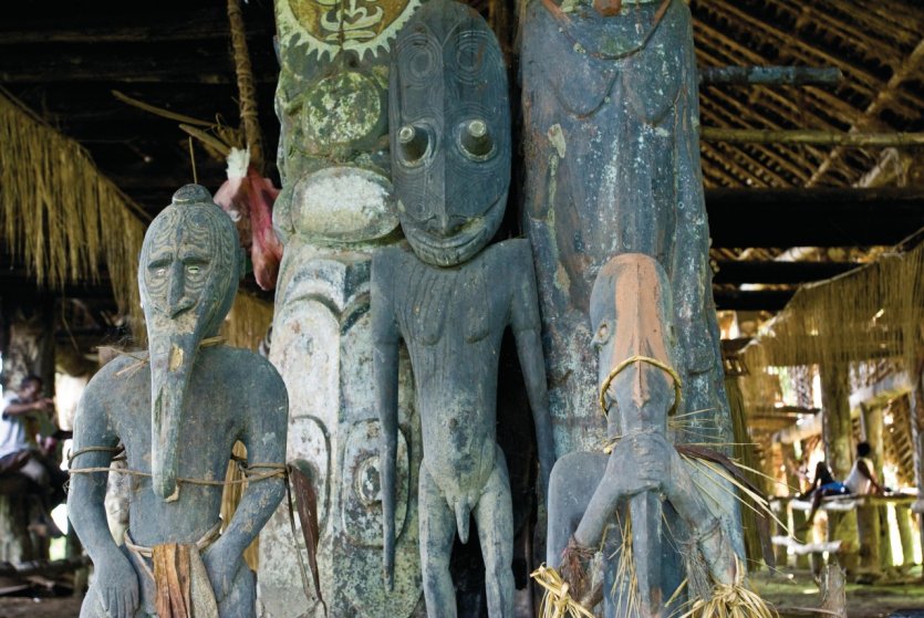 Sculptures et poteaux sculptés dans une Maison des Esprits, Moyen-Sepik.
