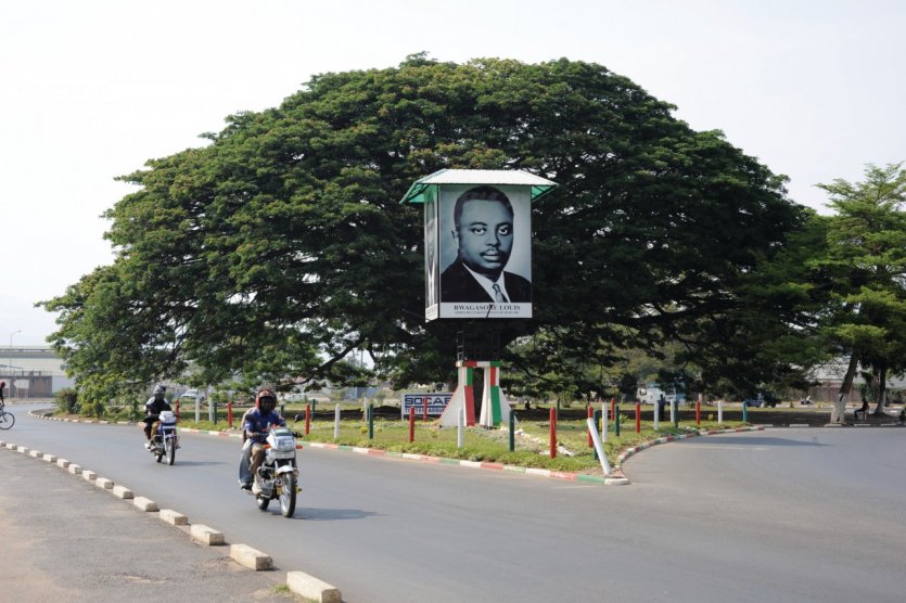 A l'entrée de Bujumbura, le monument aux martyrs de la démocratie et l'arbre d'amour.
