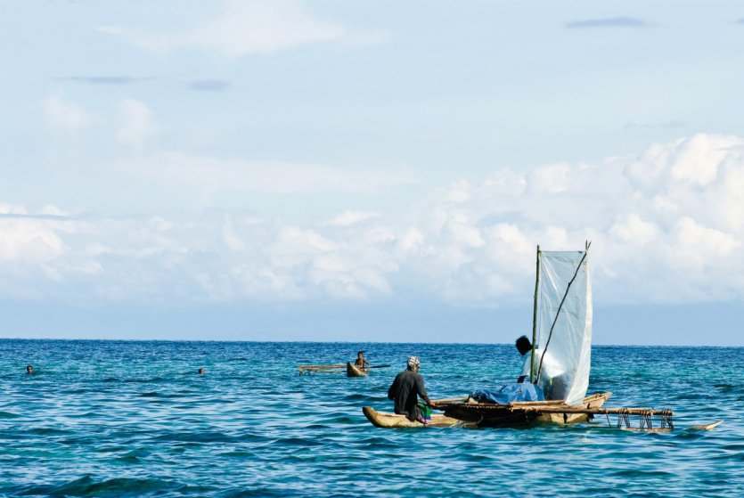 Pirogue traditionnelle pour une partie de pêche près de Tufi.