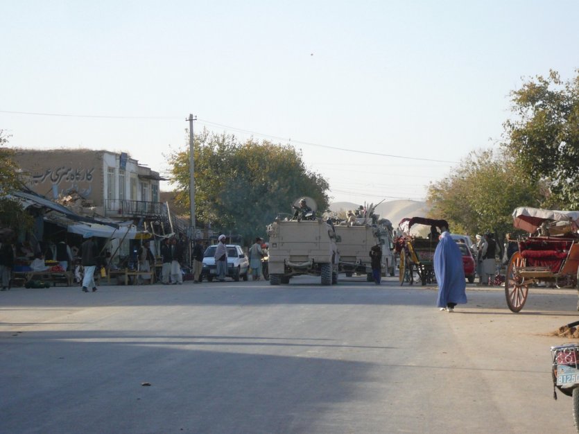 Convoi militaire en patrouille dans la ville de Maïmana.
