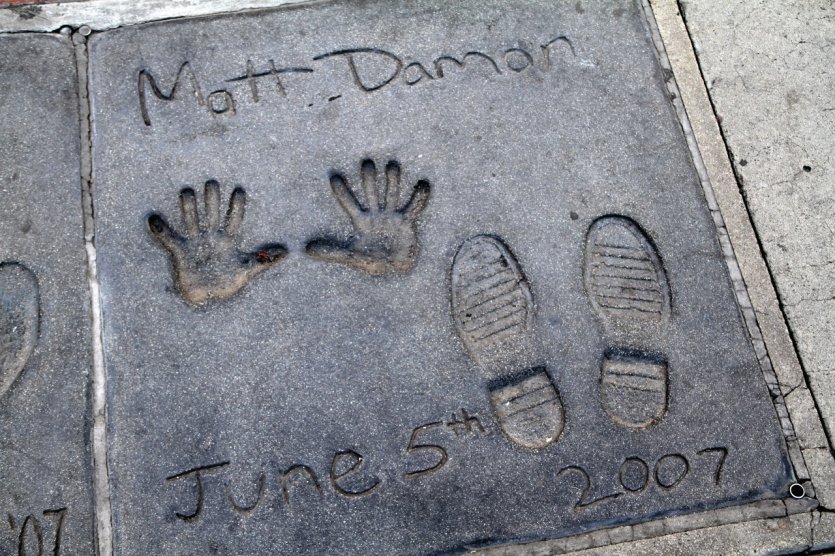 Signatures et empreintes de mains et de pieds sur Hollywood Boulevard.