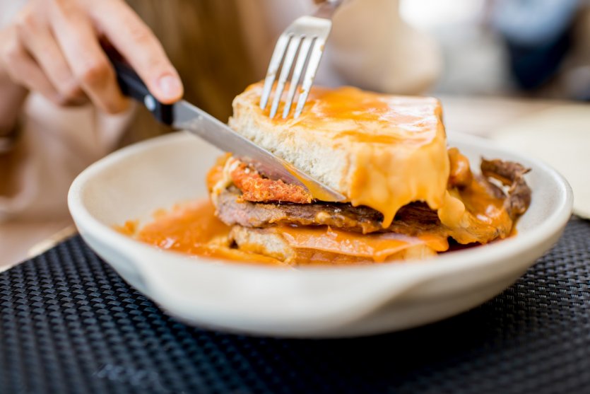 <p>La francesinha est une spécialité typique de Porto.</p>