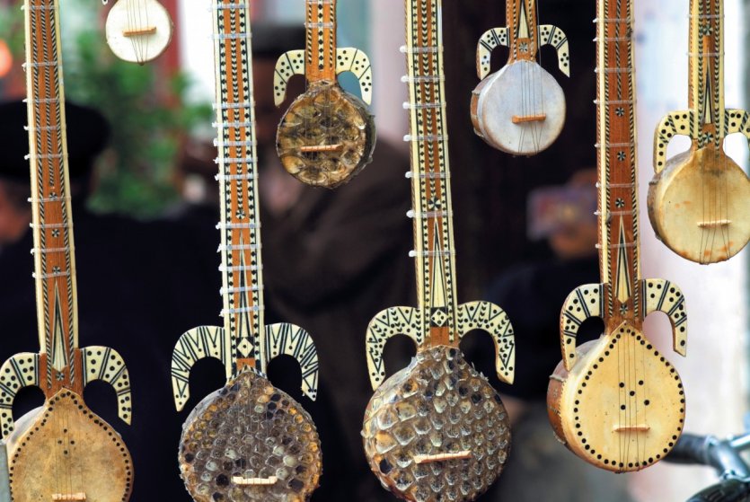 Instruments traditionnels ouïghours dans la vieille ville de Kashgar.