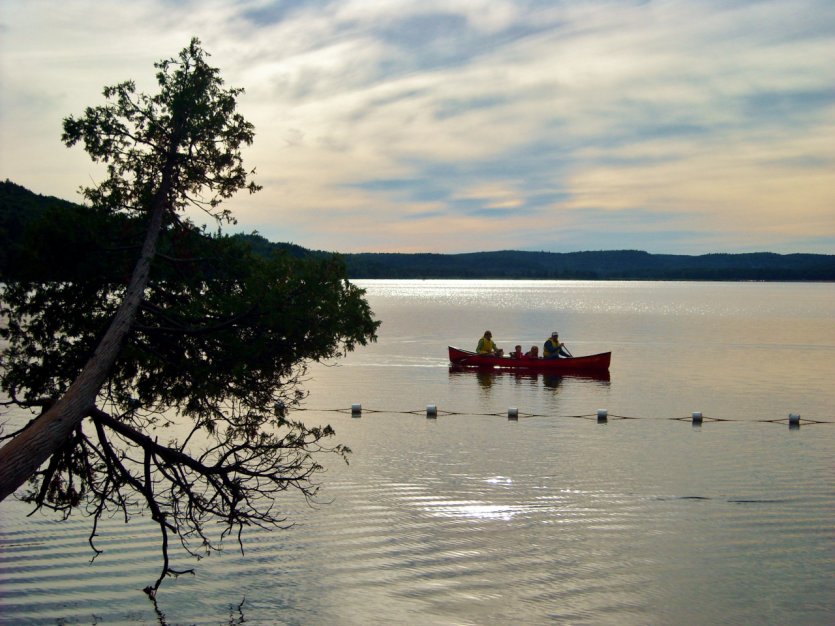 <p>Excursion en canoë au coucher de soleil, parc provincial Algonquin.</p>