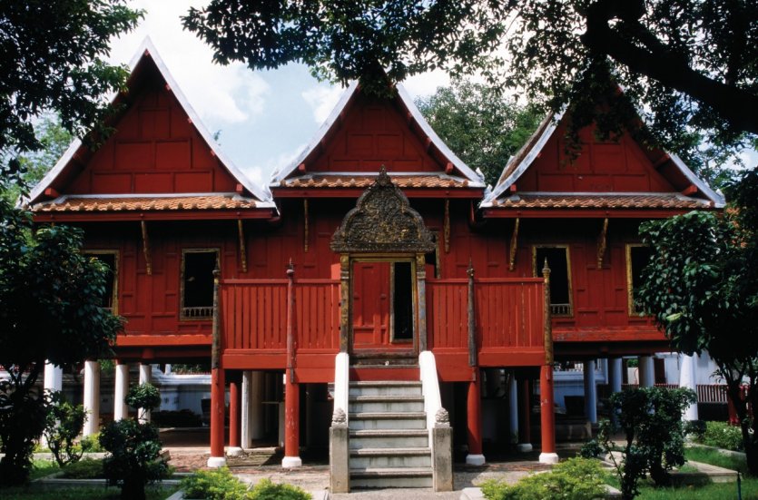 <p>Bibliothèque sur pilotis au Wat Rakhang - Résidence de Rama 1er.</p>