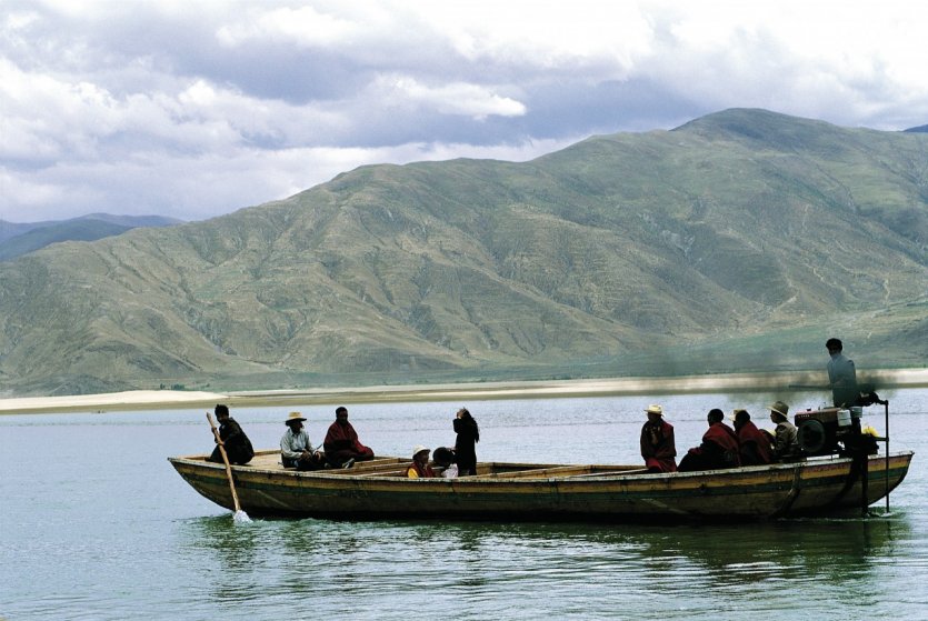 Traversée du fleuve Brahmapoutre en barque, Samye.