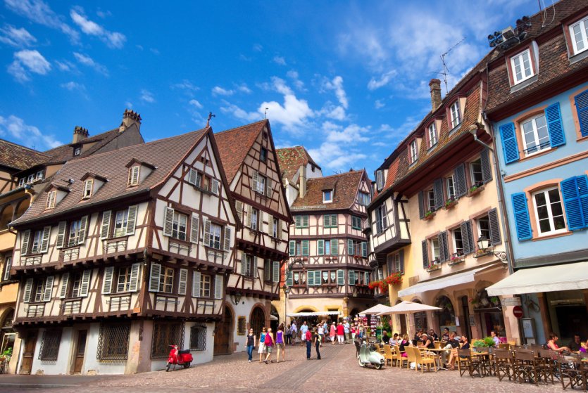 Scène urbaine dans la ville de Colmar.