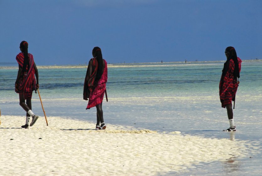<p>Maasaïs sur une plage de Zanzibar</p>