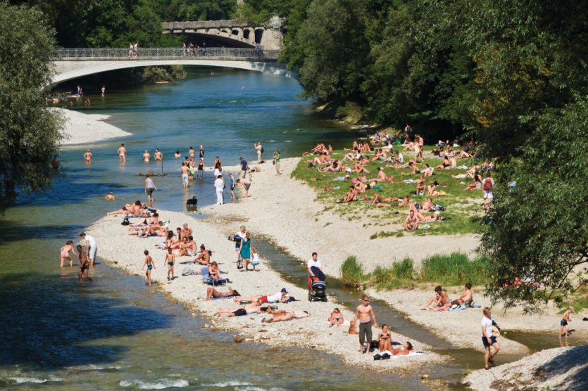 <p>Bain de soleil au bord de l'Isar.</p>