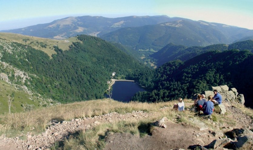 Randonneurs admirant le massif du Hohneck dans les Vosges