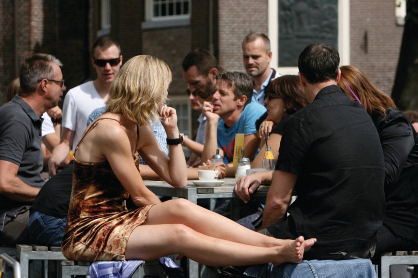 Terrasse de café en bord de canal.