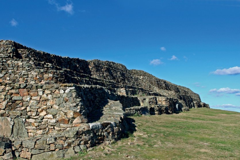 <p>Le cairn de Barnenez.</p>