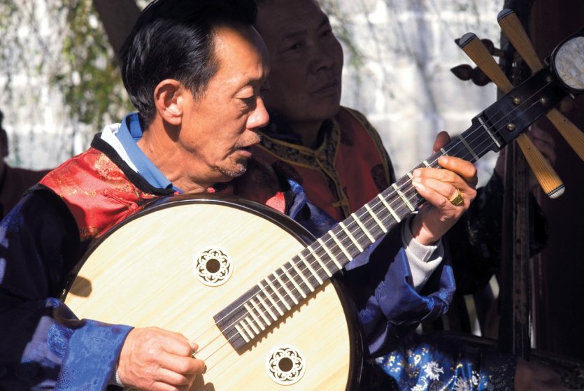 <p>Musicien Bai jouant du shamisen.</p>
