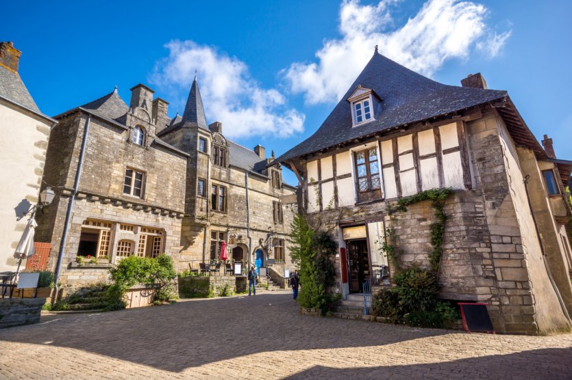 <p>Promenade dans les rues de Rochefort-en-Terre.</p>