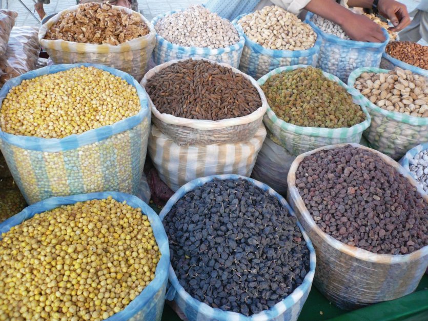 Épices et fruits secs du bazar de Mazar-e-Charif.