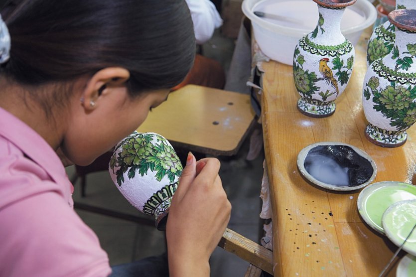 Fabrication de vase cloisonné.