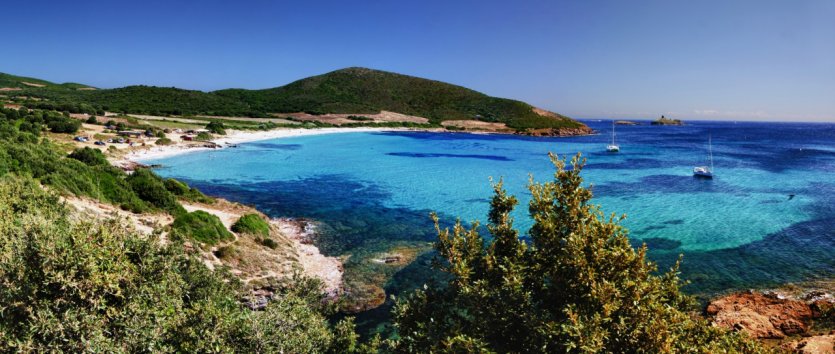 Port et plage de Macinaggio.