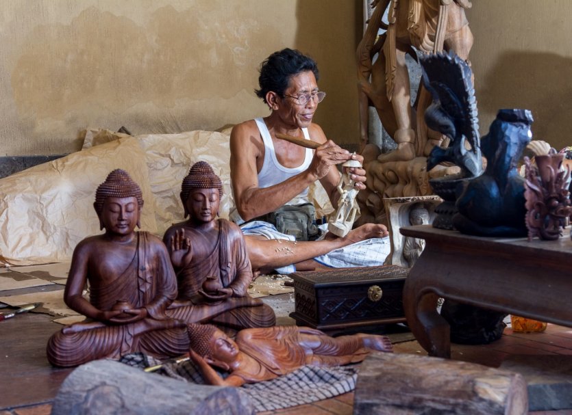 <p>Sculpteur sur bois balinais, Ubud.</p>