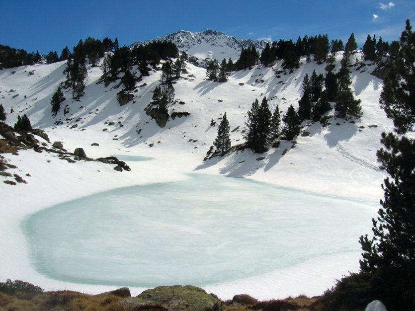 Lac gelé près de La Mongie