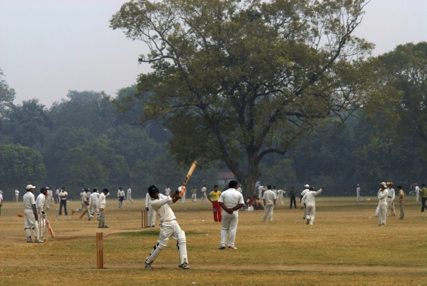 Pratique du cricket, le sport national, à New Delhi.