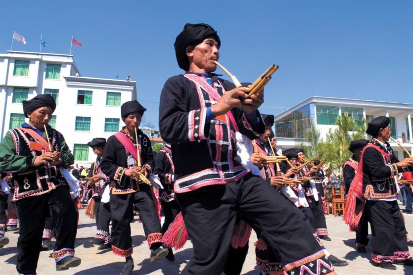 Musiciens Lahu jouant de la flûte traditionnelle, Lancang.