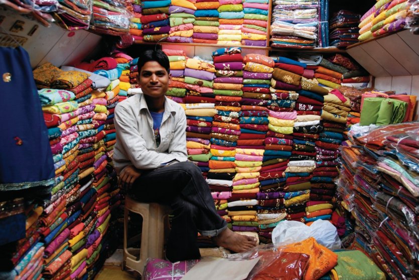 Commerçant de New Delhi proposant des tissus de qualité.