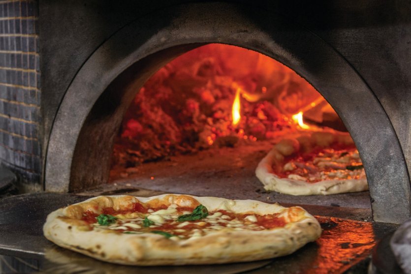 <p>Pizza cuite au feu de bois, Naples.</p>