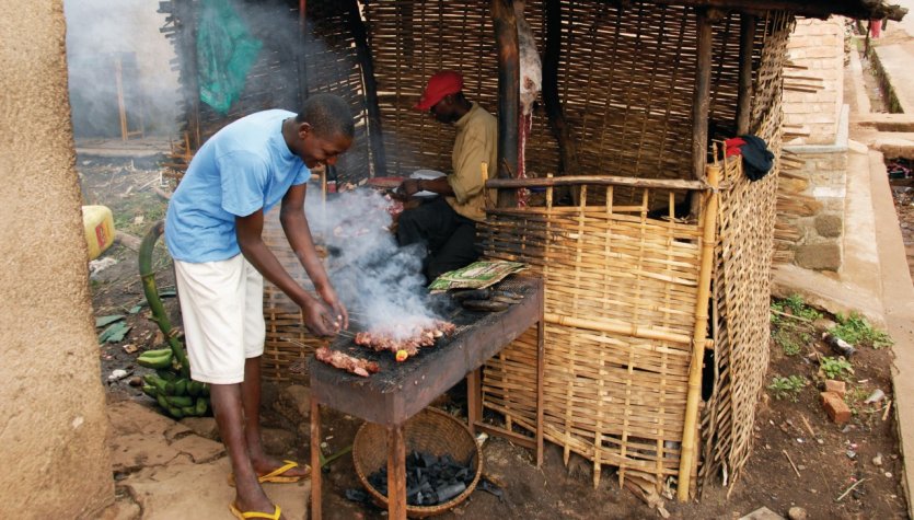 Restaurant à proximité de Gisozi, préparation de brochettes de boeufs.