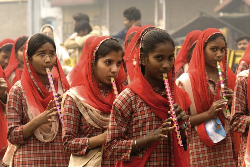 Élèves d'une école hindoue défilant dans les rues de New Delhi.