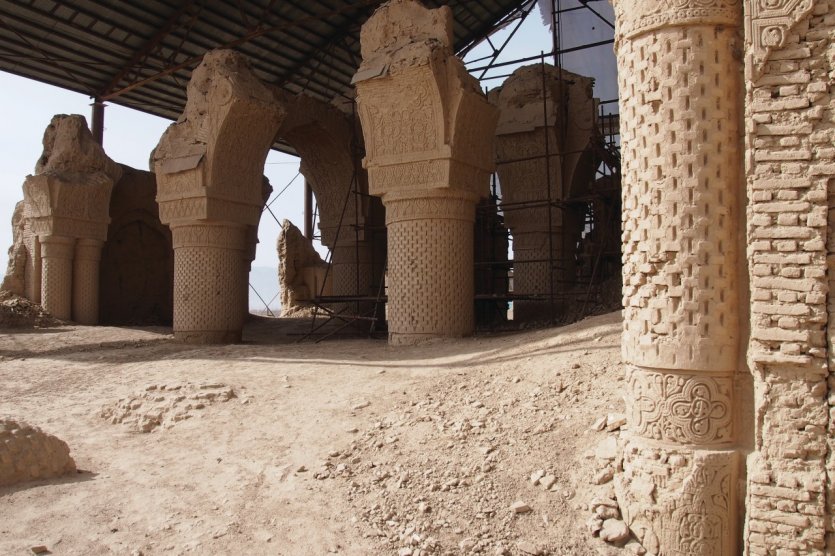 La mosquée Hadji Piyada, à Balkh, est la première construction islamique connue du pays.