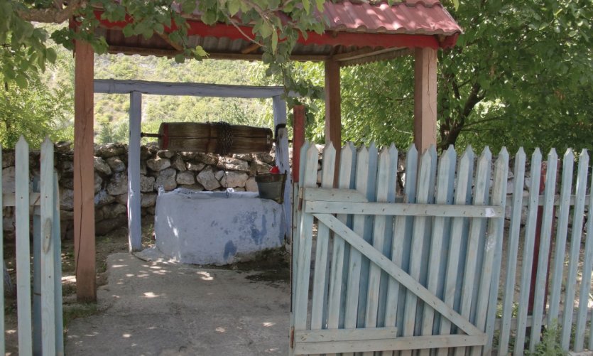 Puits de village, toujours très usité dans les campagnes sans eau courante. Puits de village, toujours très usité dans les campagnes sans eau courante.