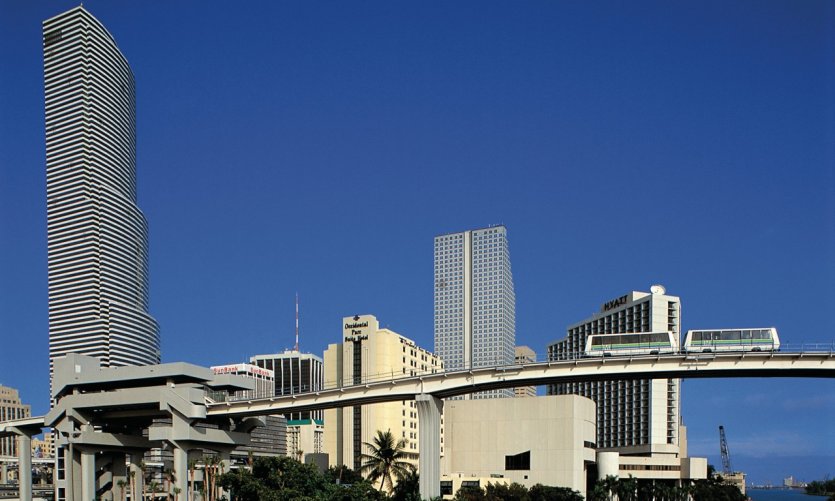 First Union Bank Building y Metrorail. First Union Bank Building y Metrorail.