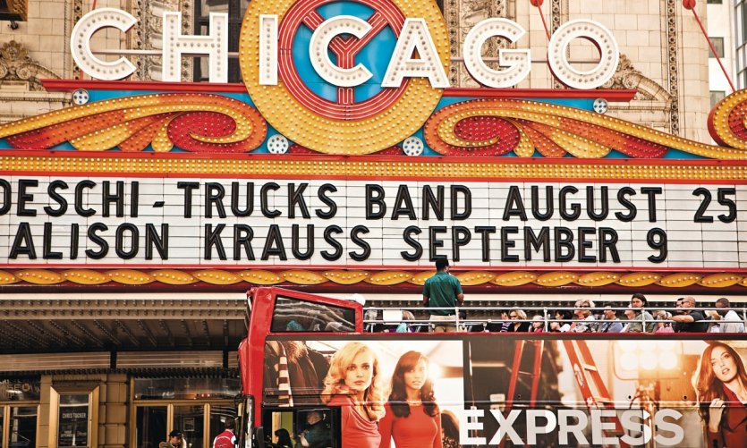 <p>Tour bus devant le Chicago Theater</p> <p>Tour bus devant le Chicago Theater</p>